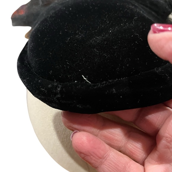Vintage black velvet fascinator with flower and netting - Picture 5 of 8